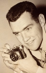 Fotógrafo do Milwaukee Post, James L. Stanfield. Milwaukee, Wisconsin. Ele está a segurar... de James L Stanfield