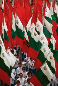Procissão de bandeiras búlgaras durante as celebrações do Dia Nacional. Sófia, Bulgária. de James L Stanfield