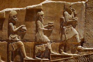 Escultura em relevo de homens carregando oferendas nas muralhas de Persépolis. Persépolis, Irão. de James L Stanfield