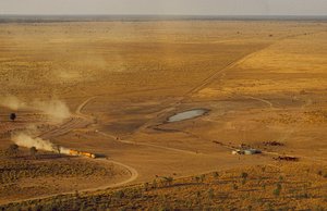 Comboio rodoviário que transporta gado atravessa um planalto proibitivo do outback. Austrália Ocidental, Austrália. de James L Stanfield