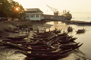 Sampans enchem a praia lamacenta de Nantira Jetty. CAIS DE NANTIRA, RANGUM, BIRMÂNIA. de James L Stanfield