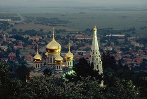 A Igreja Memorial de Shipka ergue cúpulas douradas sobre o vale. SHIPKA, VALE DO... de James L Stanfield