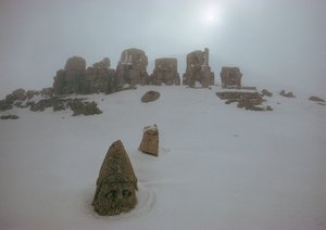 Estátua de um deus acima de um manto de neve em Nemrud Dagh. Nemrud Dagh, Turquia. de James L Stanfield