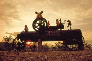 Esta máquina a vapor bombeava água do Rio Grande para irrigação. Big Ben... de James L Stanfield