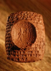 Durante as escavações, este selo de carta de Ugarit foi descoberto com caracteres cuneiformes e... de James L Stanfield