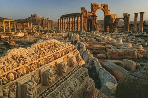 Vista das ruínas romanas em Palmira. PALMIRA, SÍRIA. de James L Stanfield