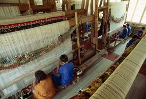 Mulheres a trabalhar num grande tear de tapetes. Kotel, Bulgária.