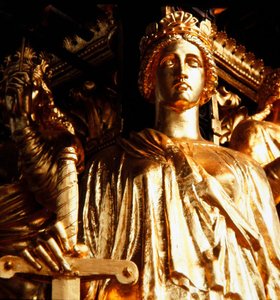 Justiça, uma das quatro virtudes cardeais da torre do dossel do Albert Memorial, completada em 1876 (bronze dourado) de James Redfern