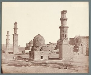 Egito. Cairo. Necrópole meridional. Em primeiro plano, o minarete junto ao mausoléu de Ali Badr Al-Karafi (1300-1310), em segundo plano o minarete de Kusum da época mameluca de James Robertson