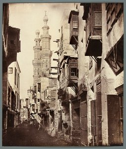 Egipto. Cairo. Viela - ao fundo, minaretes da mesquita mameluca de Al-Mu