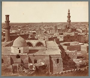 Egito. Cairo. Vista geral - ao fundo, a madrasa-mausoléu de Umm As-Sultan Sza