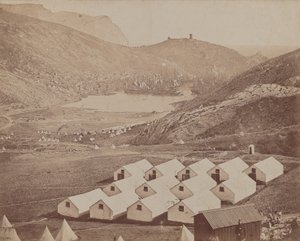 Hutted Camp com Balaclava Harbour à distância de James Robertson
