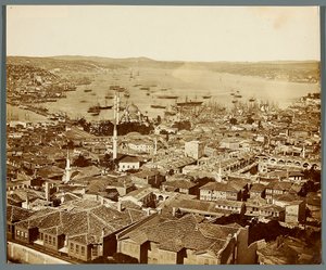 «O Bósforo» [Istambul. Panorama da cidade - vista em direcção ao estreito do Bósforo] de James Robertson