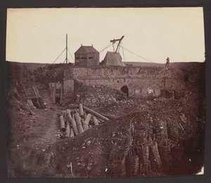 «Restos da torre Malakoff». [Guerra da Crimeia. Ruínas do forte Malakoff com posição de artilharia, após a tomada de Sebastopol pelas tropas francesas, britânicas e turcas] de James Robertson