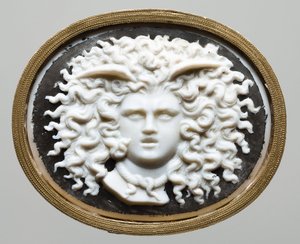 Chefe da Medusa - Workshop de James Tassie (1735-1799). Vidro colorido, papel dourado
