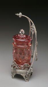 Frasco de picles no suporte com pinças, c.1885 (placa de prata e vidro soprado) de James W. Tufts Co.