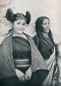 Uma garota do Arizona Hopi e sua mãe, 1912 de James and Pierce