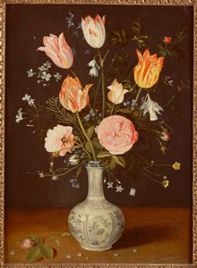 Tulipas, rosas, miosótis e outras flores em um vaso azul e branco tardio do Ming