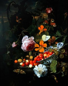 Uma vida calma de morangos em uma tigela e flores
