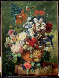 Ainda vida de flores e um ninho de pássaro em um pedestal