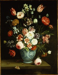 Flores em um vaso de porcelana azul e branco, com mariposas e outros insetos em uma borda
