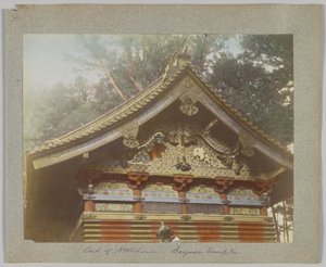 Um armazém em Tōshō-gū, Nikko, Japão (foto a p/b colorida à mão) de Japanese Photographer