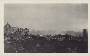 Rescaldo do Grande Terremoto de Kanto, Japão, 1923 de Japanese Photographer