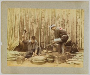 Barrel-making, Japão (foto a p/b colorida à mão) de Japanese Photographer