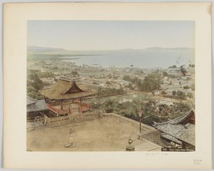 Biwa Lake de Miidera, Japão, c.1890 (foto a p/b colorida à mão) de Japanese Photographer