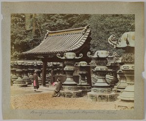 Lanternas de Bronze fora do Templo no Parque Uyeno, Tóquio, Japão (foto a p/b colorida à mão) de Japanese Photographer