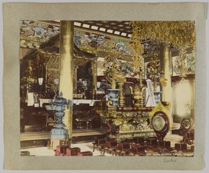 Dentro de um Templo Budista, Ikegami, Tóquio, Japão (foto a p/b colorida à mão) de Japanese Photographer
