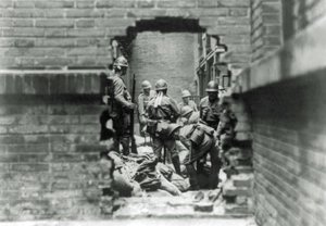 Soldados japoneses estão envolvidos em combates de rua em Xangai, China, 1937 de Japanese Photographer
