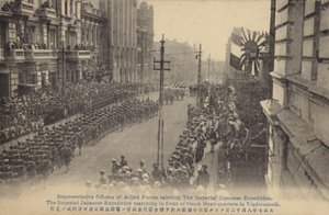 As tropas japonesas marcham além da sede da República Checa, Vladivostok, Guerra Civil Russa, c1919 de Japanese Photographer