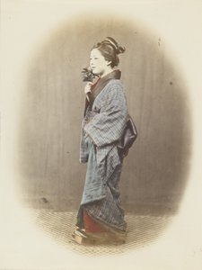 Mulher japonesa em vestido tradicional (foto a p/b colorida à mão) de Japanese Photographer