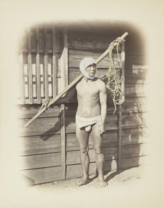 Homem com cesto de pesca (foto a p/b colorida à mão) de Japanese Photographer