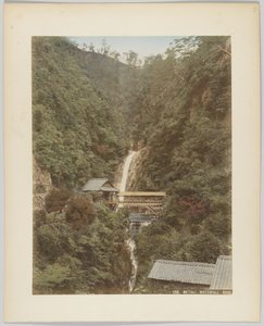 Metaki Waterfall, Kobe, Japão (foto colorida à mão a preto e branco) de Japanese Photographer