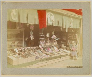 Millinery shop, Japan (foto a p/b colorida à mão) de Japanese Photographer