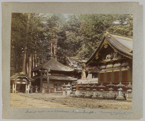 Poço sagrado e armazéns, Tōshō-gū, Nikko, Japão (foto a p/b colorida à mão) de Japanese Photographer