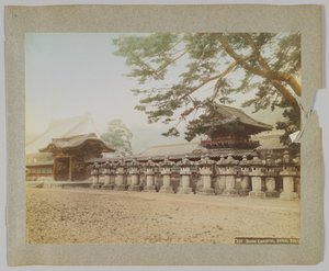 Lanternas de Pedra fora de um Templo, Shiba Park, Tóquio, Japão (foto colorida à mão a p/b) de Japanese Photographer