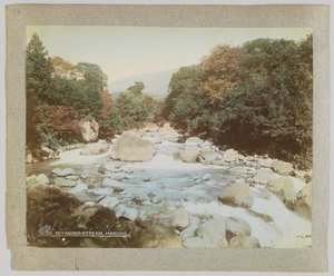 Stream em Miyagino, Hakone, Prefeitura de Kanagawa, Japão (foto colorida à mão a p/b) de Japanese Photographer