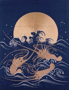 Um painel têxtil bordado japonês de cetim azul escuro representando três lagostins entre as ondas antes de um sol nascente de Japanese School
