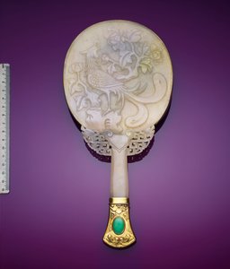 Um espelho de jadeíte branco e prata dourada com um baixo relevo de uma fênix e uma peônia (jade, prata dourada) de Japanese School