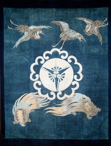 Arte Japão: tela de algodão coberta com símbolos de felicidade e longevidade. Século XIX. Colecção privada. de Japanese School