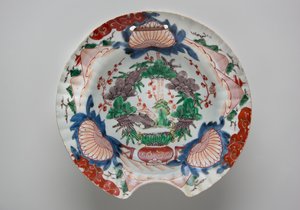 Barber&39;s Bowl, final do século 18 (louça Arita, porcelana com azul sob o vidrado e esmalte sobre o vidrado) de Japanese School