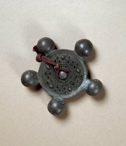 Espelho de bronze com cinco globos pequenos, período Kofun (250-538) de Japanese School