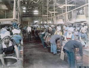 Chá de secagem, c.1900 (foto a cores) de Japanese School