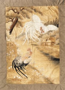 Pendurado bordado, trabalhado em seda com um par de galos com plumagem à direita, em voo, o outro empoleirado na margem de um rio entre margaridas, final do século XIX de Japanese School