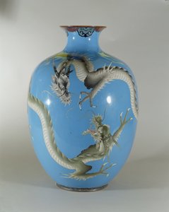 Vaso esmaltado decorado com um par de dragões, japonês de Japanese School