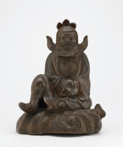 Figura de Shoki, o demônio queller, sentou em uma pedra, Imbe, Okayama prefecture, período de Edo ou era de Meiji (cerâmica) de Japanese School