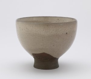 Tigela de chá Inkyuzan em forma de Goki, com cifra impressa, tigela de chá (gokijawan), c.1804-25 (grés com esmalte de casca de arroz) de Japanese School